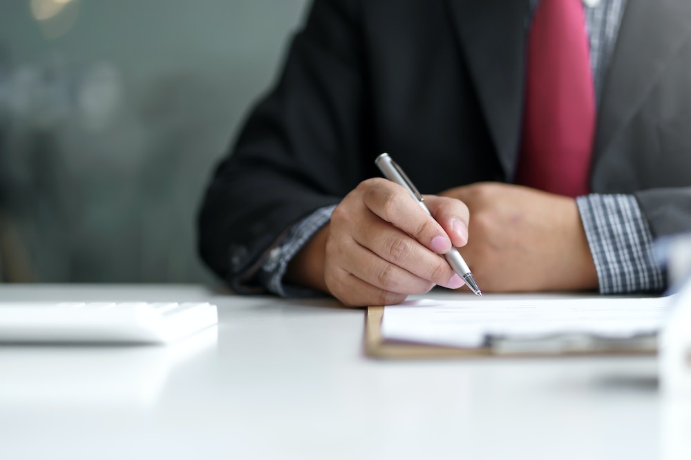Le Contrat d'Achat Immobilier : Comprendre et Naviguer les Subtilités Juridiques avec Succès