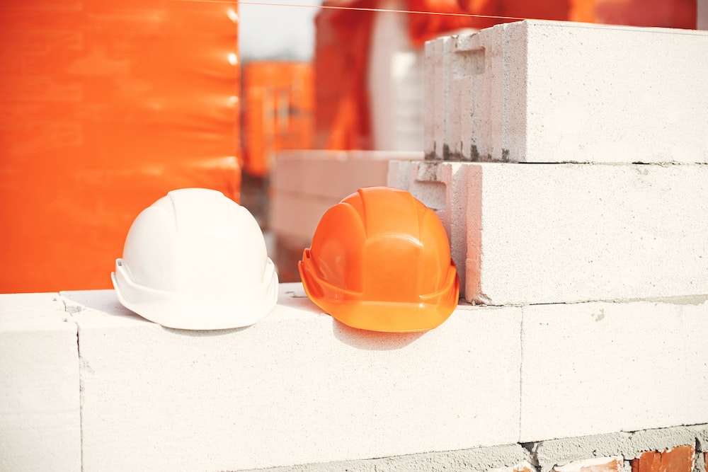 Comprendre les enjeux juridiques de la construction sans permis de construire