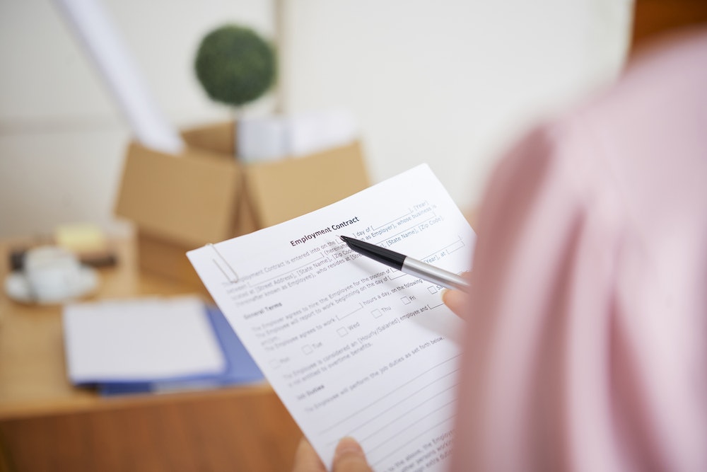 Mettre fin à un contrat de remplacement : aspects juridiques et procédures à connaître