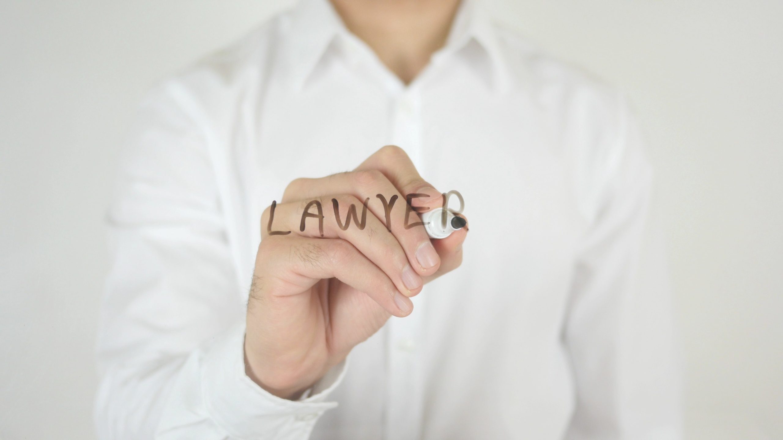 Pourquoi opter pour un avocat en droit commercial ?