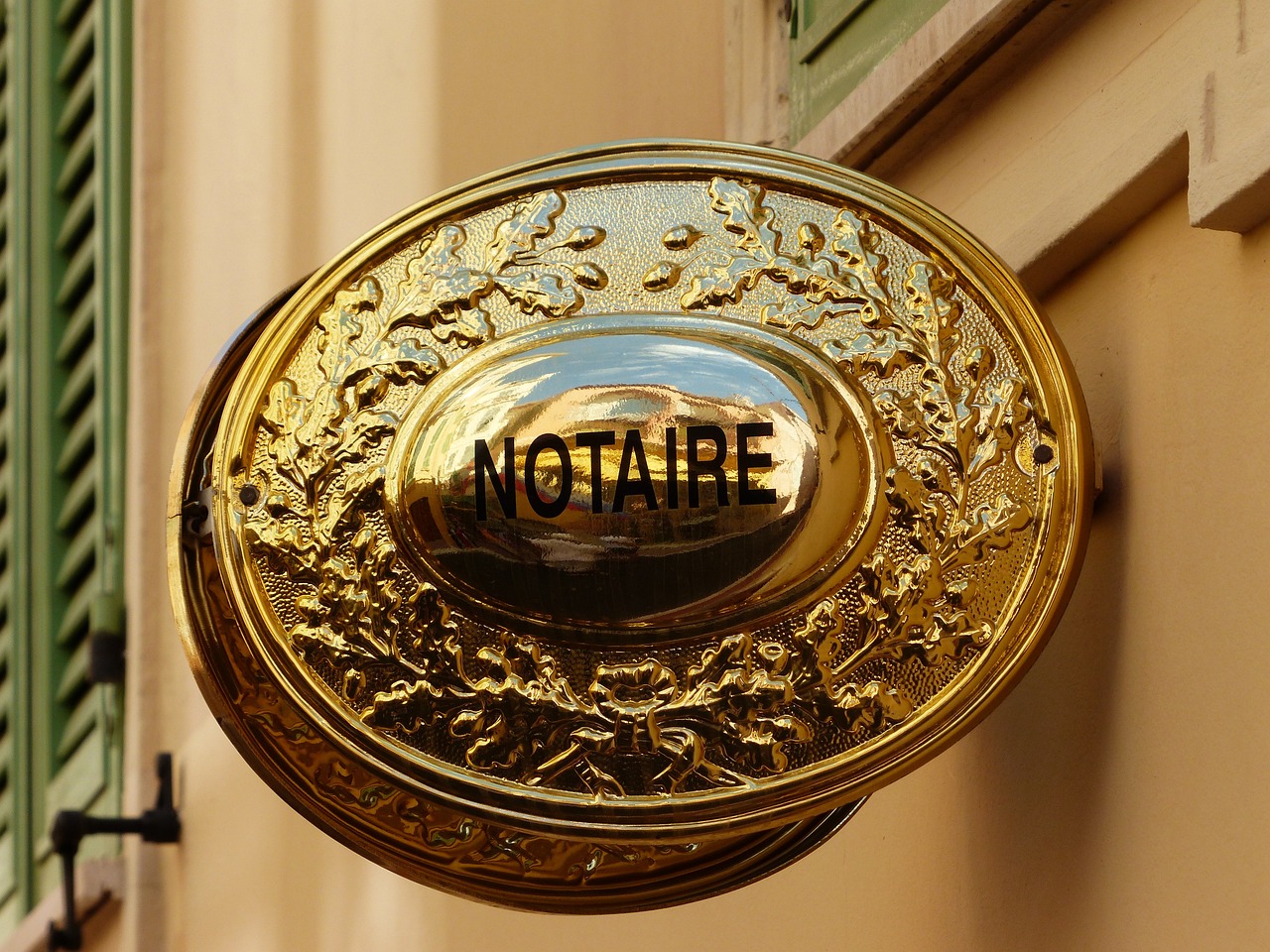 Pourquoi faire appel à Maître ESNAULT, notaire polyvalente près de Flers ?