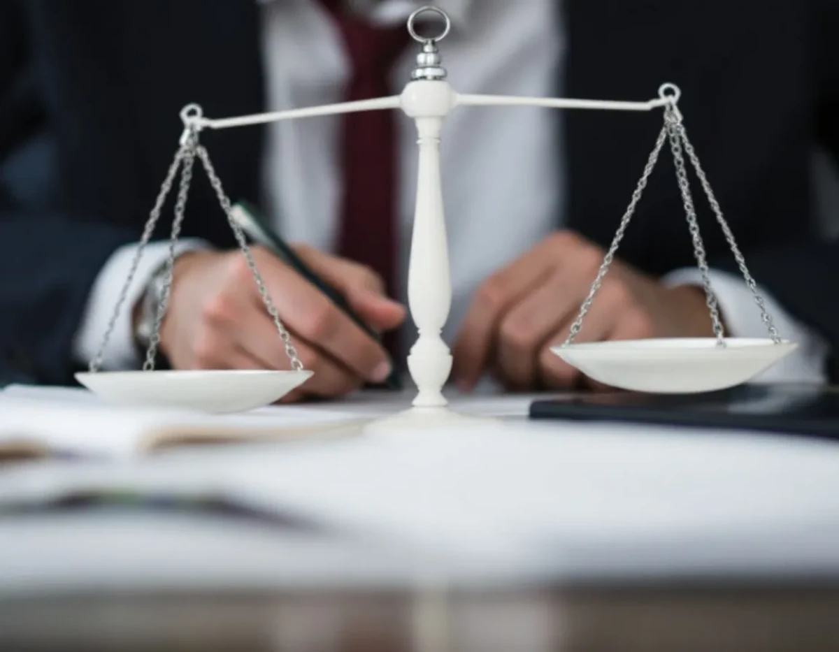 Obtenir réparation face à la discrimination au travail : vos droits et recours